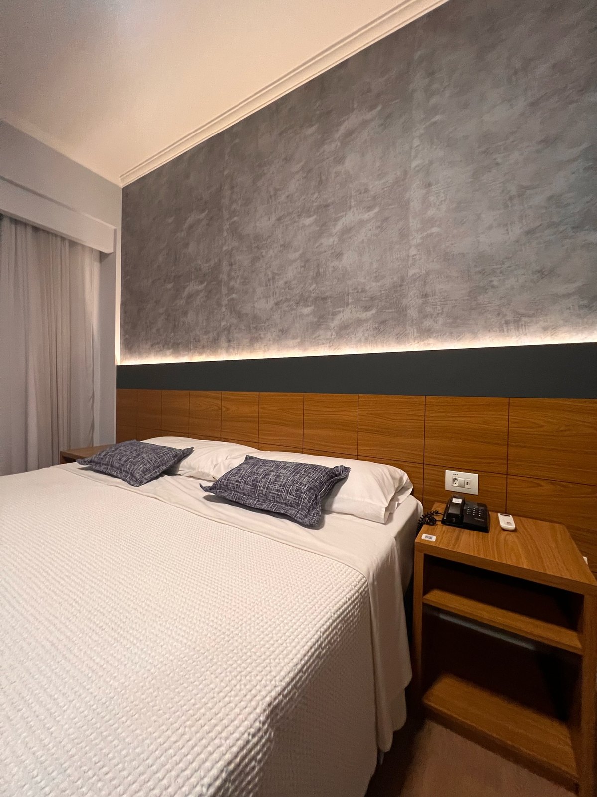 Habitaci&oacute;n de hotel revestida en concreto y madera